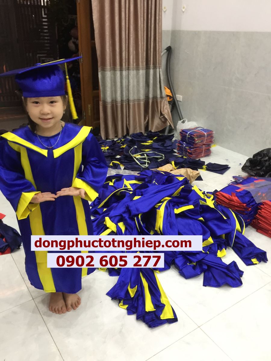 Đặt may đồng phục tốt nghiệp theo mẫu ở Bình Phước