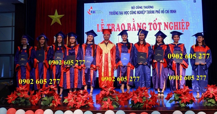 Áo cử nhân thạc sĩ trao bằng cho sinh viên tại trường đại học