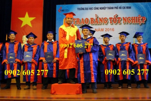 Áo cử nhân thạc sĩ trao bằng cho sinh viên tại trường đại học
